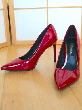 80s throwback pointy stilettos